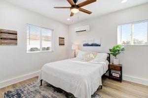 a bedroom with a bed and a ceiling fan at Country Charmer Single Story Cottage Pet Friendly in Loomis