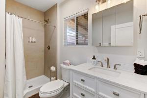 Ένα μπάνιο στο Country Charmer Single Story Cottage Pet Friendly +31 φωτογραφίες