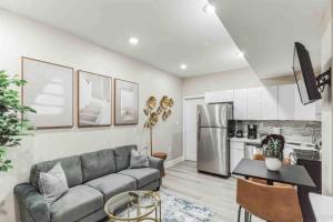 a living room with a couch and a kitchen at Large 2BR in Old City that Sleeps 8 in Philadelphia