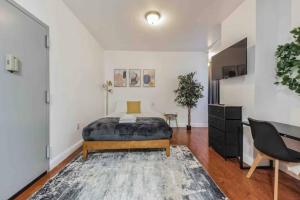 un dormitorio con una cama y un escritorio en Cozy Studio across from Convention Center - 4R, en Filadelfia