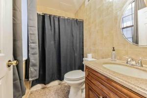 Un baño con lavabo, inodoro y espejo. en Cozy Studio across from Convention Center - 4R, en Filadelfia 5 fotos más