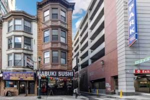 un groupe de bâtiments dans une rue urbaine dans l'établissement Across from Convention Center 4F - Sleeps 6 - 4F, à Philadelphie