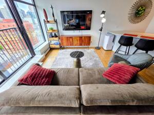 Et opholdsområde på Historic Downtown Escape + 23 billeder