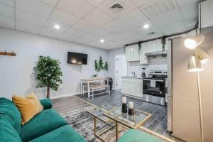 un salon avec un canapé vert et une table dans l'établissement BRAND NEW Modern 2BR - Heart of Center City, à Philadelphie 17 autres photos