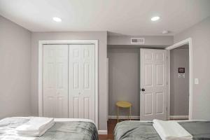 een slaapkamer met 2 bedden en een witte deur bij Cozy 1BR - Center City - Sleeps 4 - 2 Beds in Philadelphia