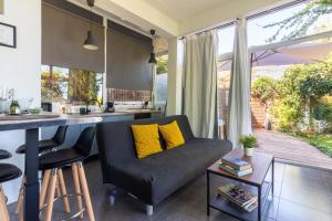 Una cocina y una sala de estar con un sofá y una encimera. en Glass House in Gran Canaria!, en Santa Brígida 14 fotos más
