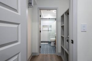 une salle de bain avec WC et douche à l'italienne dans l'établissement 2BR - Fairmount Park -10 mins to DT - Sleeps 10, à Philadelphie 27 autres photos