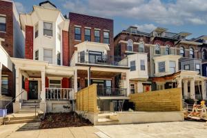 un groupe de maisons devant un immeuble dans l'établissement 2BR - Fairmount Park -10 mins to DT - Sleeps 10, à Philadelphie