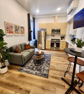 een woonkamer met een bank en een tafel bij Renovated Jr 1BR - Center City - Sleeps 4 - 2 Beds in Philadelphia