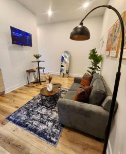 een woonkamer met een bank en een tafel bij Renovated Jr 1BR - Center City - Sleeps 4 - 2 Beds in Philadelphia +4 foto's