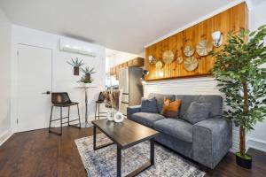 un salon avec un canapé et une table dans l'établissement Charming Studio in the Heart of Center City with Fast WiFi, à Philadelphie