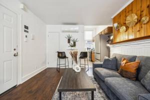 un salon avec un canapé et une table dans l'établissement Charming Studio in the Heart of Center City with Fast WiFi, à Philadelphie