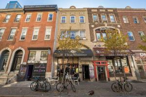 un gruppo di biciclette parcheggiate di fronte a un edificio di Modern and Stylish Center City 1BR - Perfect Location a Philadelphia