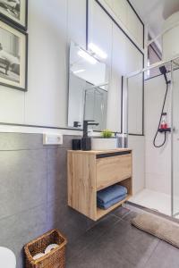 un baño con lavabo y ducha en Glass House in Gran Canaria!, en Santa Brígida