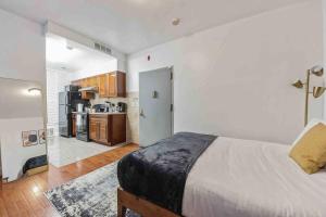 Un dormitorio con una cama grande y una cocina. en Cozy Studio Across from Convention Center - 3R, en Filadelfia 7 fotos más