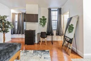 1 dormitorio con cama, escritorio y algunas ventanas en Cozy Studio Across from Convention Center - 3R, en Filadelfia