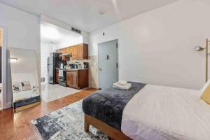 Un dormitorio con una cama grande y una cocina. en Cozy Studio Across from Convention Center - 3R, en Filadelfia