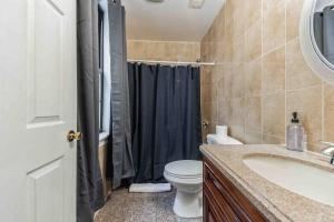 Un baño con lavabo, inodoro y ducha. en Cozy Studio Across from Convention Center - 3R, en Filadelfia