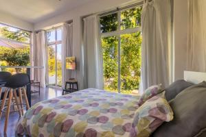 Un dormitorio con una cama y grandes ventanales. en Glass House in Gran Canaria!, en Santa Brígida