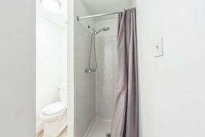 Ένα μπάνιο στο Large Historical Center City 1BR that Sleeps 4