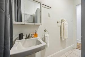 Koupelna v ubytování Quaint and Cozy Center City 1BR that Sleeps 4