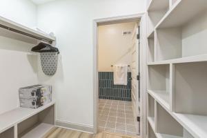 un dressing avec des étagères blanches et une porte dans l'établissement Bi-Level 2BR w Rooftop - Sleeps 12 - 10 min to DT, à Philadelphie 21 autres photos
