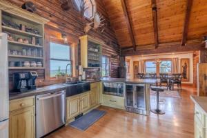 Kuchyň nebo kuchyňský kout v ubytování Sanora Lodge - Game Loft, Fire Pit, Yellowstone