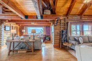 Posezení v ubytování Sanora Lodge - Game Loft, Fire Pit, Yellowstone