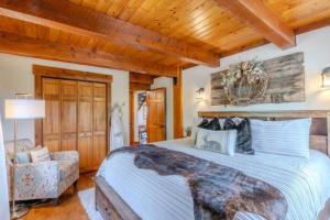 Postel nebo postele na pokoji v ubytování Sanora Lodge - Game Loft, Fire Pit, Yellowstone