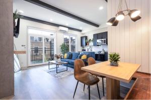 Una sala de estar con un sofá azul y una mesa. en 1BR Across from Fairmount Park - 10 mins to DT (E), en Filadelfia