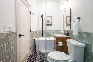 Un baño con bañera, inodoro y lavabo. en 1BR Across from Fairmount Park - 10 mins to DT (E), en Filadelfia 7 fotos más