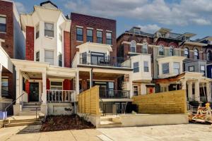un grupo de casas frente a un edificio en 1BR Across from Fairmount Park - 10 mins to DT (E), en Filadelfia