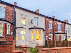 een stenen huis met een hek ervoor bij Sleep7, Pool Table, TTennis, Free Parking, 3BR in Manchester