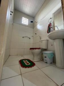 un baño con inodoro y lavabo en Suítes COP30 Belém Lofts com entrada privativa, en Belém