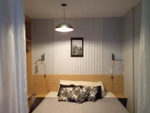 1 dormitorio con 1 cama y luz colgante en Golden Dolphin Express 403, en Caldas Novas 36 fotos más
