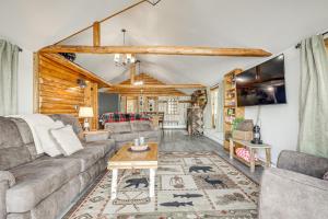 Park FallsにあるWaters Edge Retreat on Butternut Lake!のソファとテーブルのあるリビングルーム