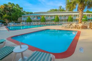 a large swimming pool in front of a hotel at Players Club Resort in Hilton Head Island +17 photos