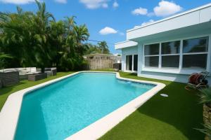 een zwembad voor een huis bij Lighthouse Point Poolside Retreat in Floresta Estates