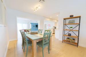 een keuken en eetkamer met een tafel en stoelen bij Lighthouse Point Poolside Retreat in Floresta Estates
