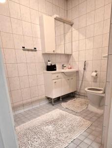 Koupelna v ubytování Loft- huoneisto matkustajasatamassa