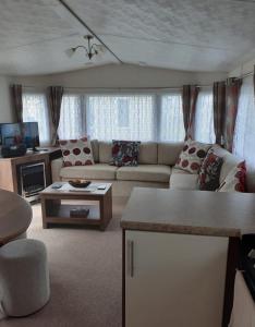 Χώρος καθιστικού στο Modern 2017 model Delta Sienna static caravan in Clarach Bay