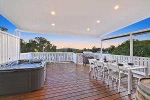 Μπαλκόνι ή βεράντα στο Entire house with large bell tent in Central Coast