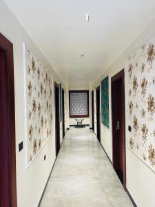 un pasillo con pinturas en las paredes de un edificio en Hotel maharaja 2, en Udaipur