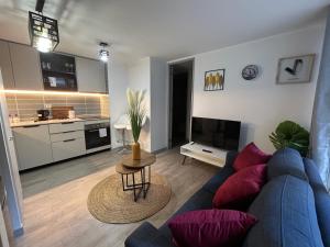 Una sala de estar con un sofá azul y una cocina. en 1H1B I Movistar Arena I Con Estacionamiento, en Santiago