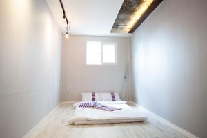 Postel nebo postele na pokoji v ubytování Daemyung Guesthouse