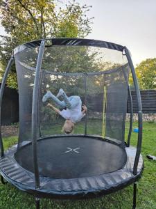 una persona está saltando en un trampolín en Ferienhaus Lyś, en Lauta 6 fotos más