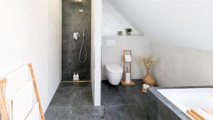 W łazience znajduje się prysznic i toaleta. w obiekcie ALFA Stuttgart Doppelzimmer Teeküche Porsche Bosch l Gemeinschaftsbad WIFI SmartTV l Double room with kitchenette and shared bathroom BS21A8 w Stuttgarcie