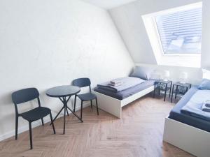 sypialnia z łóżkiem, stołem i krzesłami w obiekcie ALFA Stuttgart Doppelzimmer Teeküche Porsche Bosch l Gemeinschaftsbad WIFI SmartTV l Double room with kitchenette and shared bathroom BS21A8 w Stuttgarcie