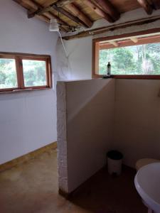Ένα μπάνιο στο Refugio Semente, cabana no Vale Matutu