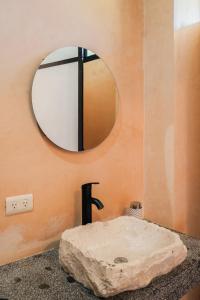 ein Badezimmer mit Waschbecken und Spiegel in der Unterkunft Habitación 3 Casa Eve in Brisas de Zicatela